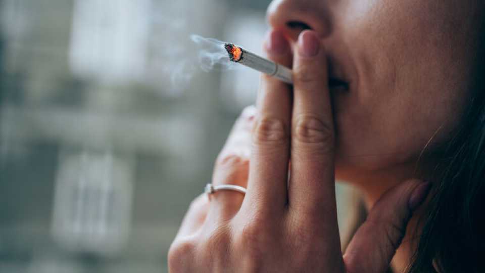 Κλέφτης Νεότητας: Πώς το Κάπνισμα Επιταχύνει τη Γήρανση του Δέρματος