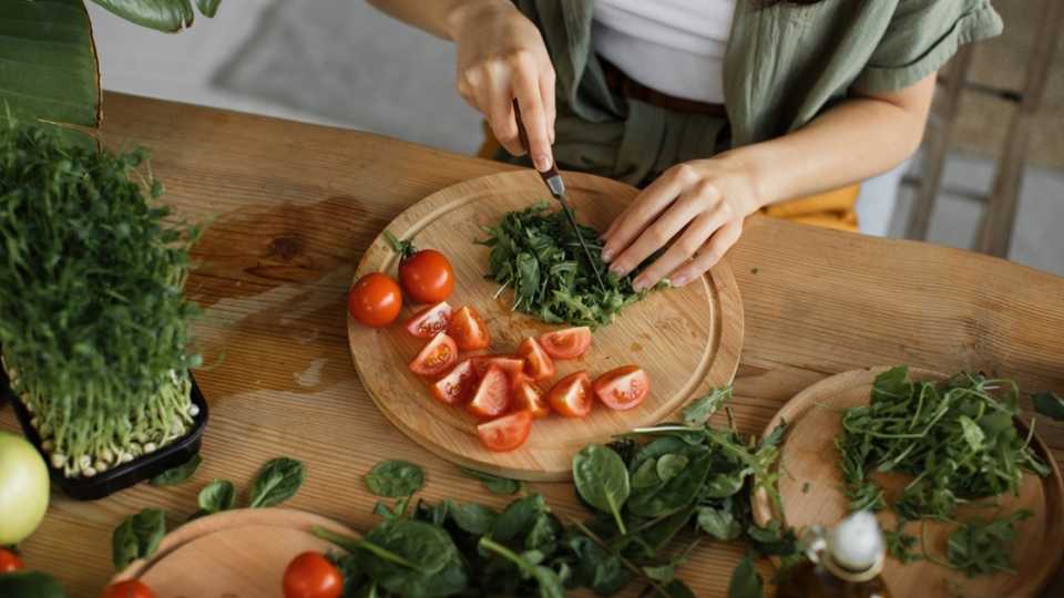 Ωμοφαγία: Πότε Θεραπεύει το Σώμα και Πότε Γίνεται Επικίνδυνη