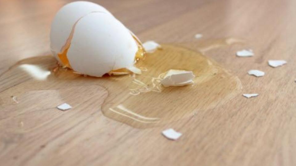 Σας Έπεσε Ωμό Αυγό Στο Πάτωμα;