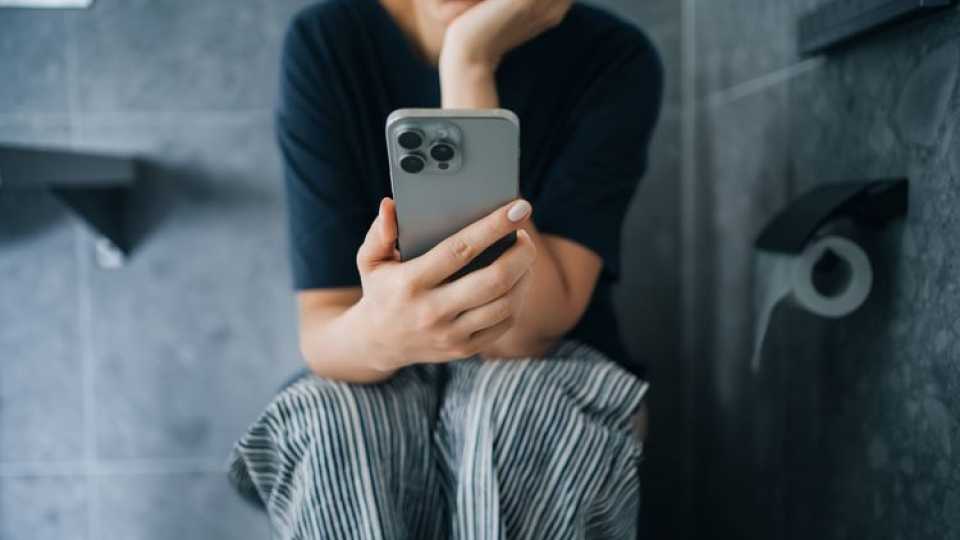 Το κινητό στην τουαλέτα αυξάνει τον κίνδυνο αιμορροΐδων