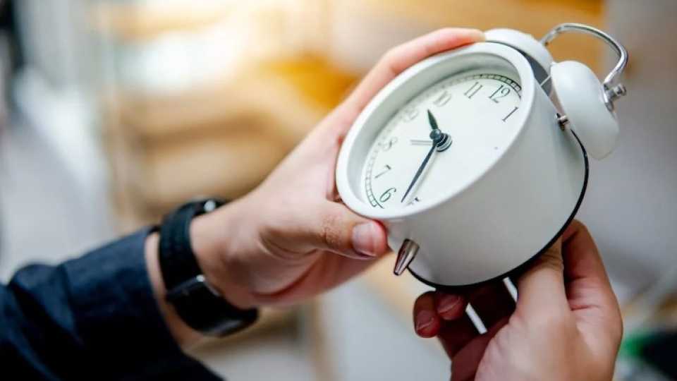 Αλλαγή της Ώρας & Υγεία: Πώς το «Ρολόι Πίσω-Μπροστά» Επηρεάζει το Σώμα μας