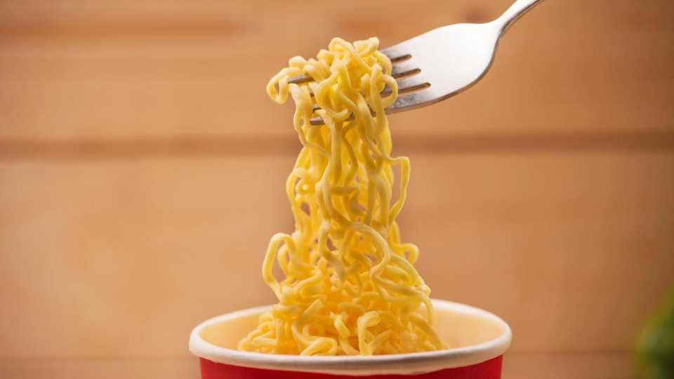 Στιγμιαία Noodles: Η «Ευκολία» που Κρύβει Κινδύνους για την Υγεία