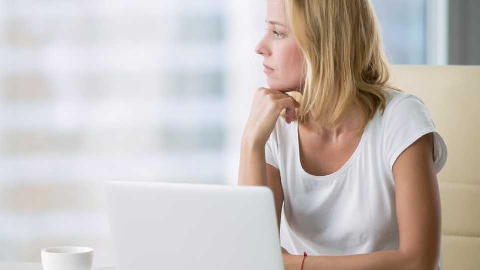 Το Κρυφό Κόστος της Μοναξιάς στην Εργασία