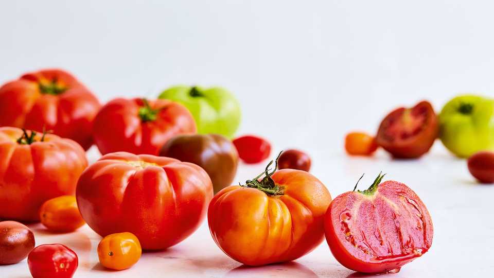 Η «Κόκκινη Ασπίδα» του Χαμόγελου: Πώς οι Ντομάτες Προστατεύουν από την Περιοδοντίτιδα