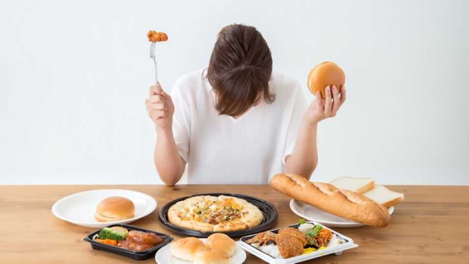 Γιατί τρώμε όταν δεν πεινάμε; Η αλήθεια για τη συναισθηματική υπερφαγία