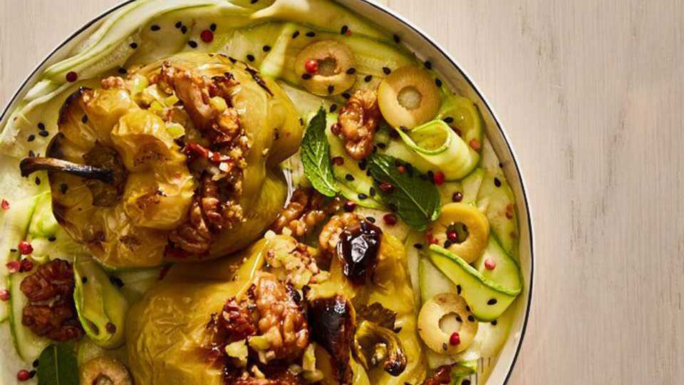 Πιπεριές γεμιστές με καρύδια και μυρωδικά