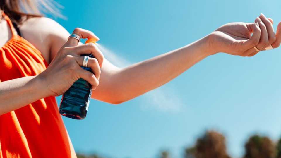 Spray αντηλιακά: Τα λάθη που αφήνουν την επιδερμίδα εκτεθειμένη