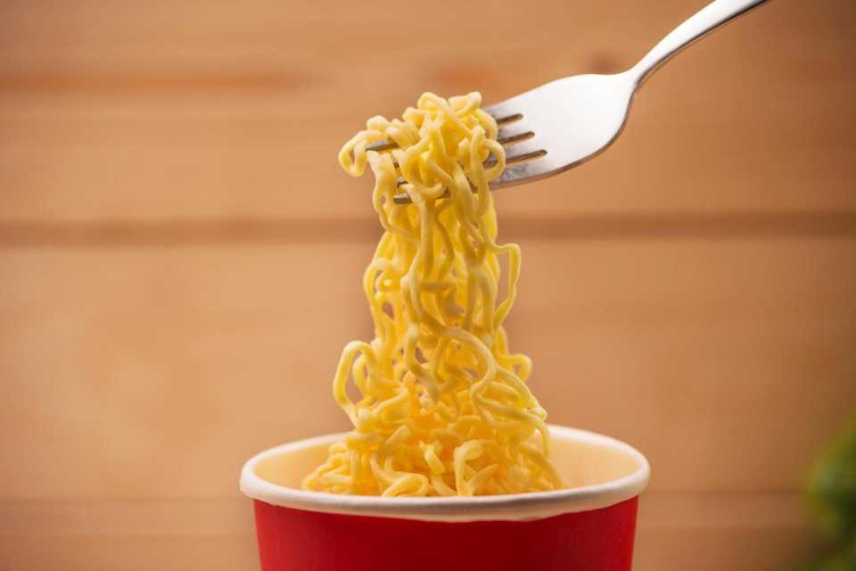 Στιγμιαία Noodles: Η «Ευκολία» που Κρύβει Κινδύνους για την Υγεία