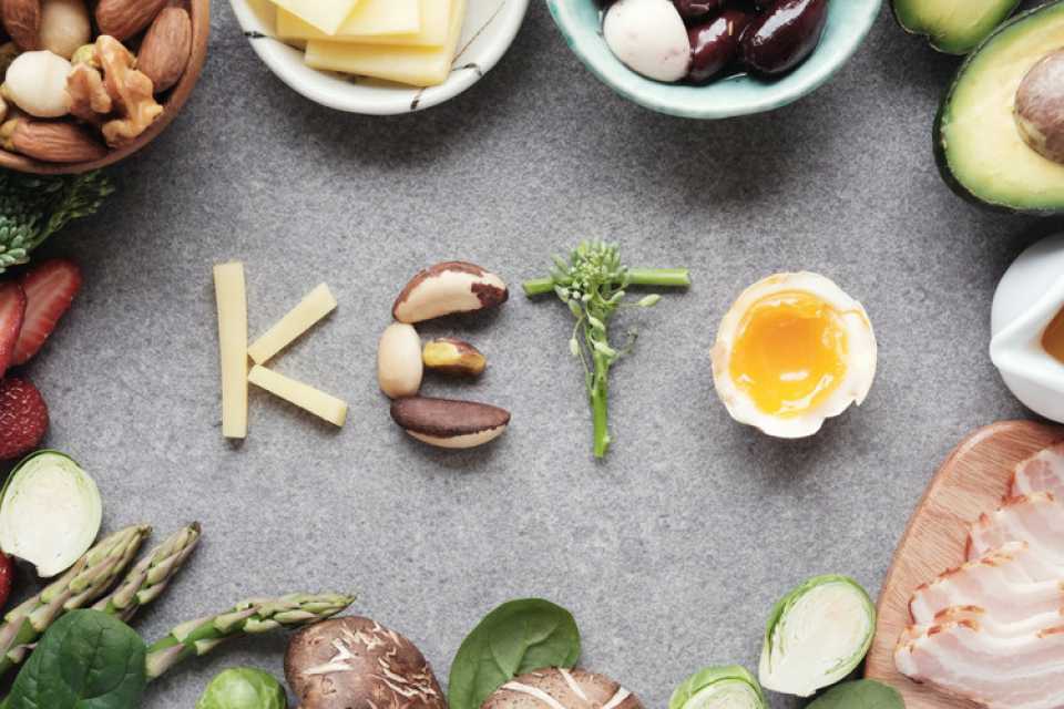 Keto δίαιτα: θαύμα αδυνατίσματος ή άλλη μια διατροφική υπερβολή;