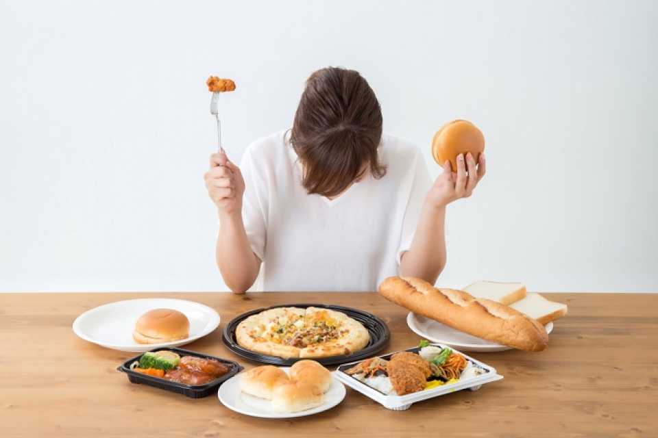 Γιατί τρώμε όταν δεν πεινάμε; Η αλήθεια για τη συναισθηματική υπερφαγία