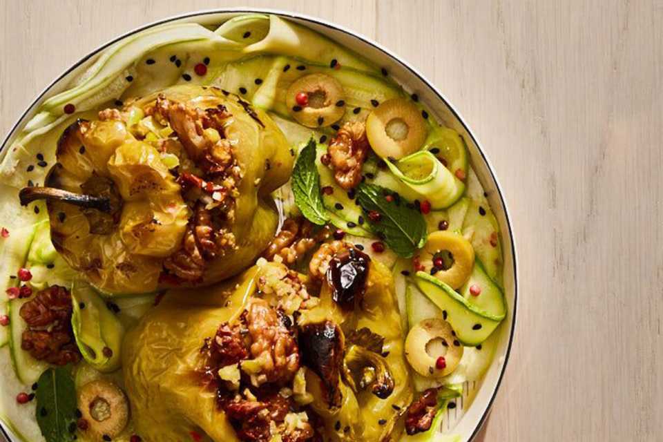 Πιπεριές γεμιστές με καρύδια και μυρωδικά